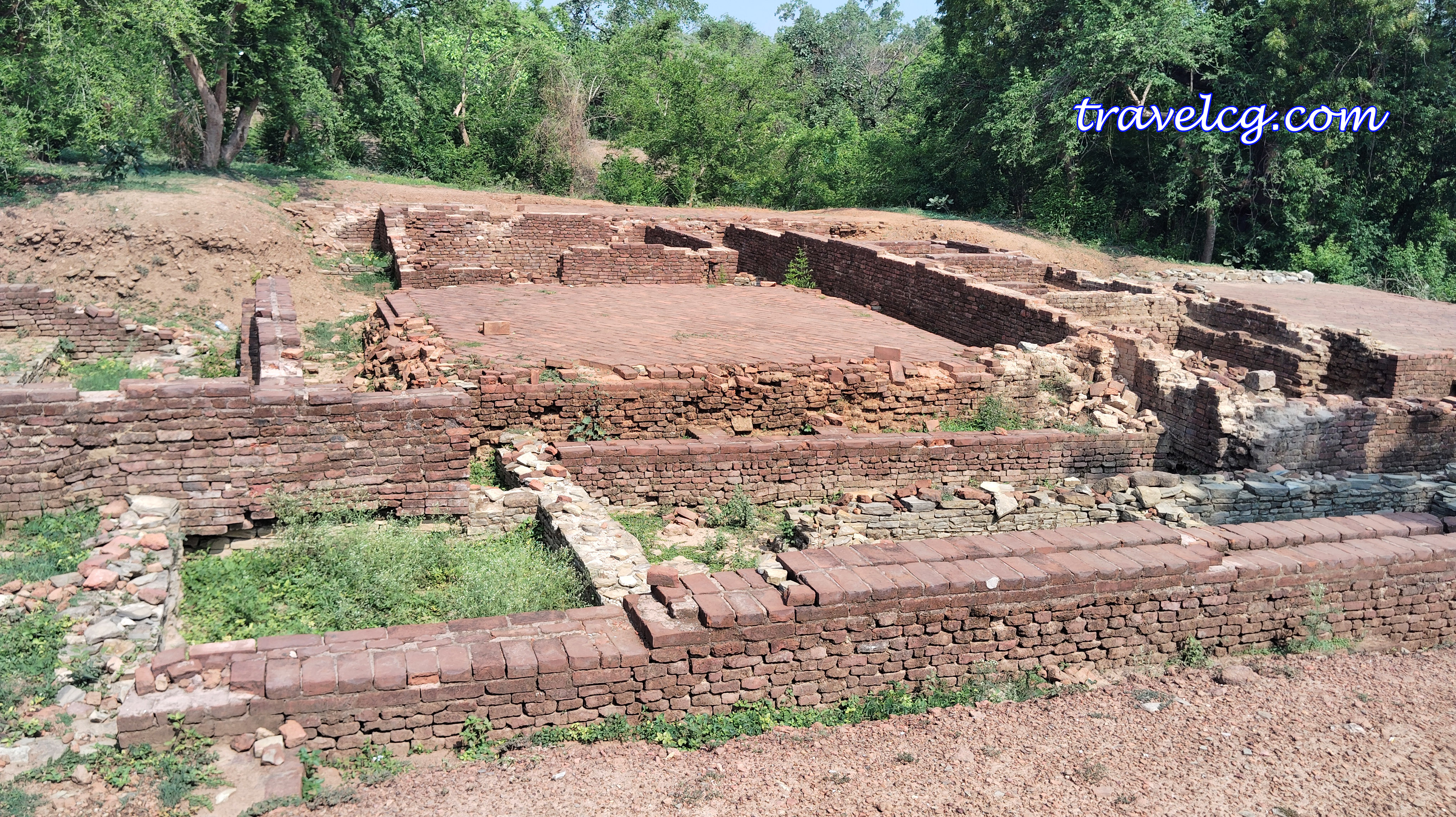 ancient sculpture in malhar garh, bilaspur chhattisgarh